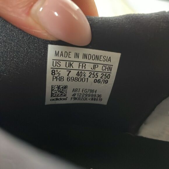 Adidas Women's Swift Run Sneaker | Black/Silver Metallic | size 8.5 - Picture 9 of 10